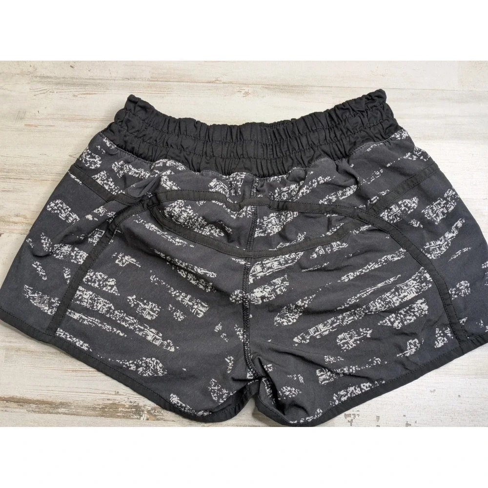 Lululemon Womens Sz 4 Tracker Low Rise Shorts 4